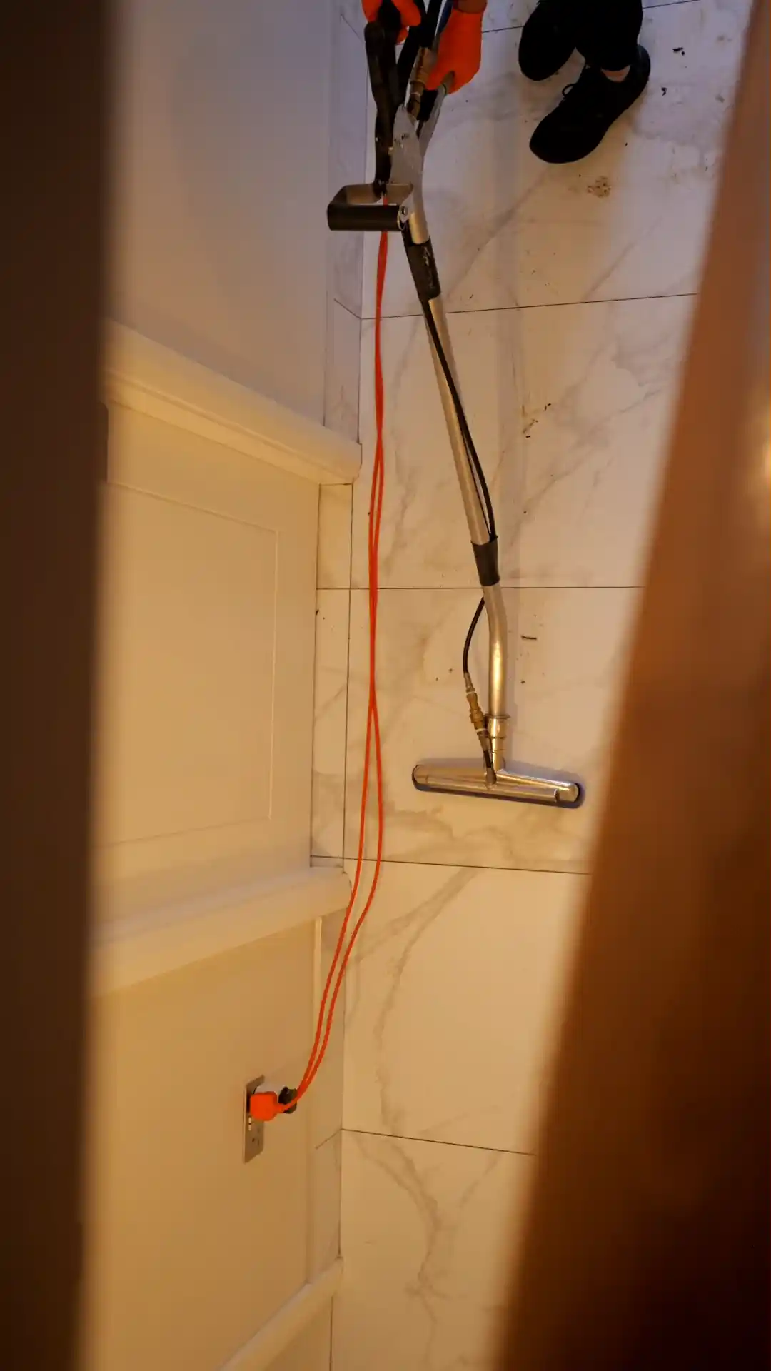 End of Tenancy Cleaning Dublin: Pro vs DIY Cost Guide 1 cleaning team member cleaning the floor